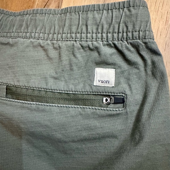 Vuori Pants - Vuori Lightweight Olive Green Zip Pocket Crop | Size Medium